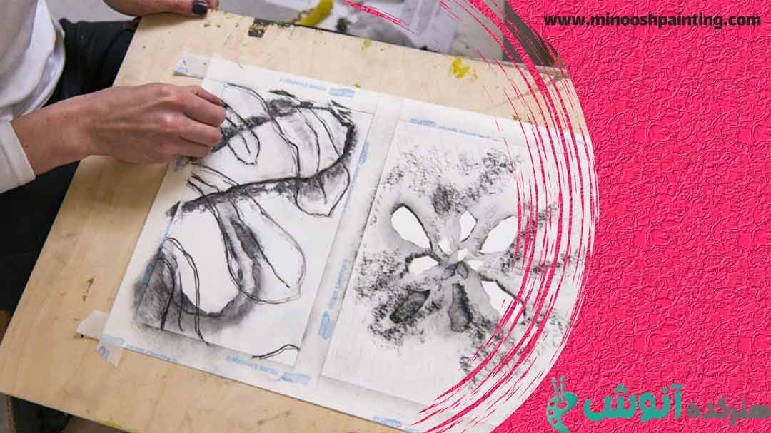 تصویر شخصی در حال طراحی کردن بر روی کاغز برای مقاله سرعت بخشیدن به طراحی