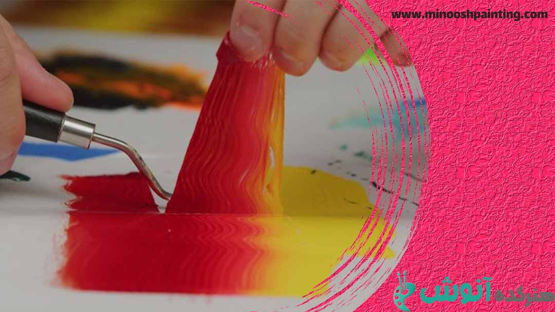 تصویر فردی در حال رنگ آمیزی کردن