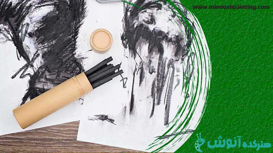 تصویر طرح کشیده شده با مداد های زغالی و چند مداد زغالی