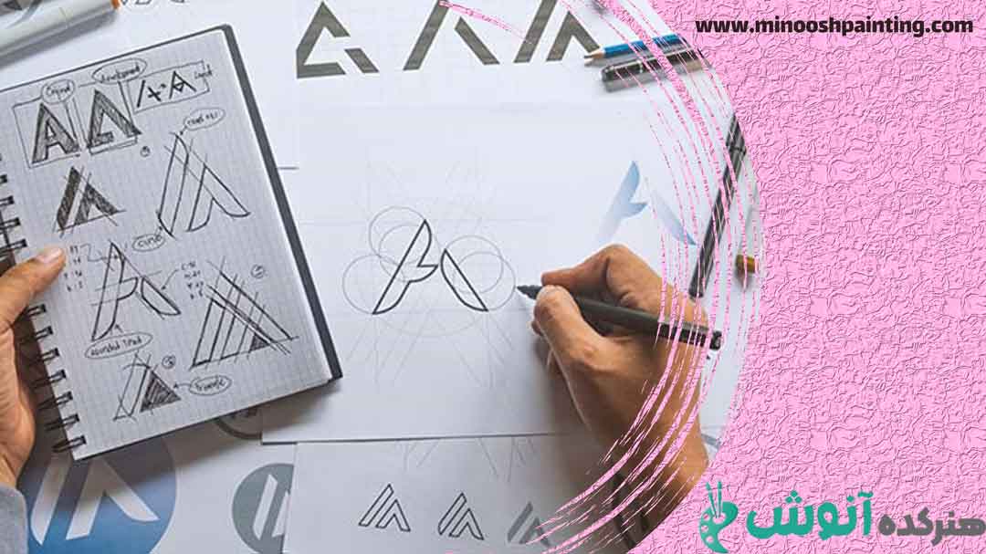 فردی در حال طراحی لوگو