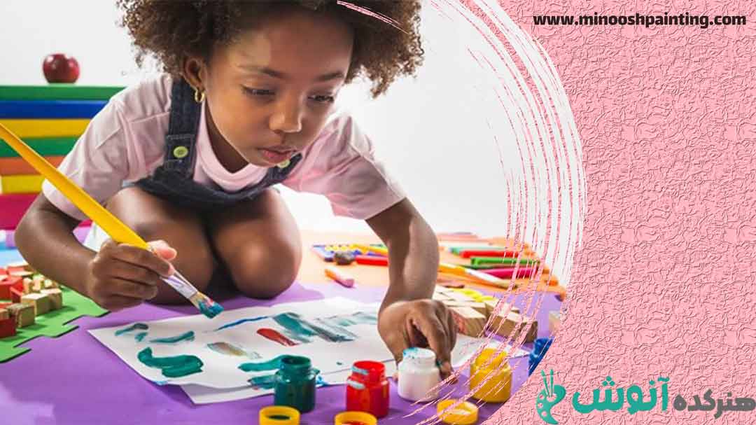 کودکی در حال نقاشی کشیدن