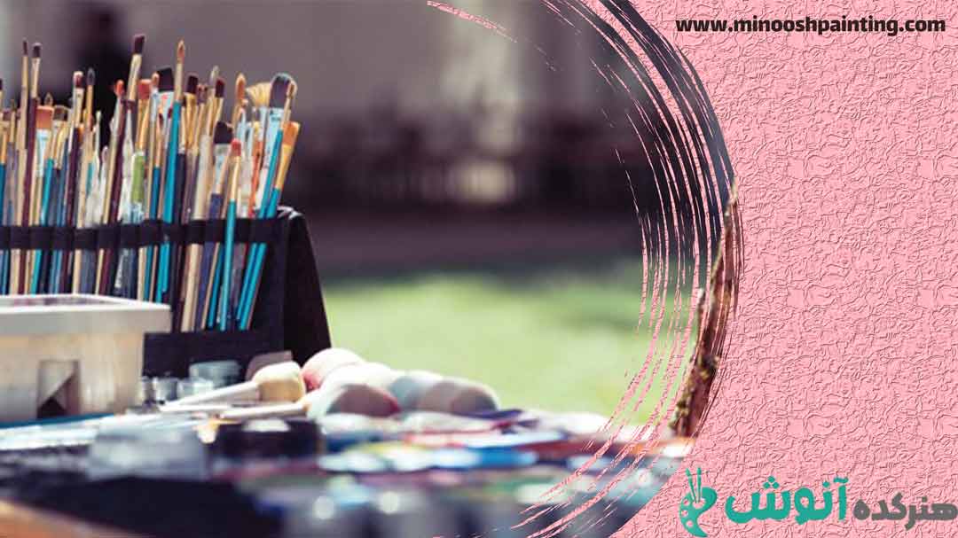 قلمو های مختلف در بسته ای و انواع رنگ در کنار قلمو ها
